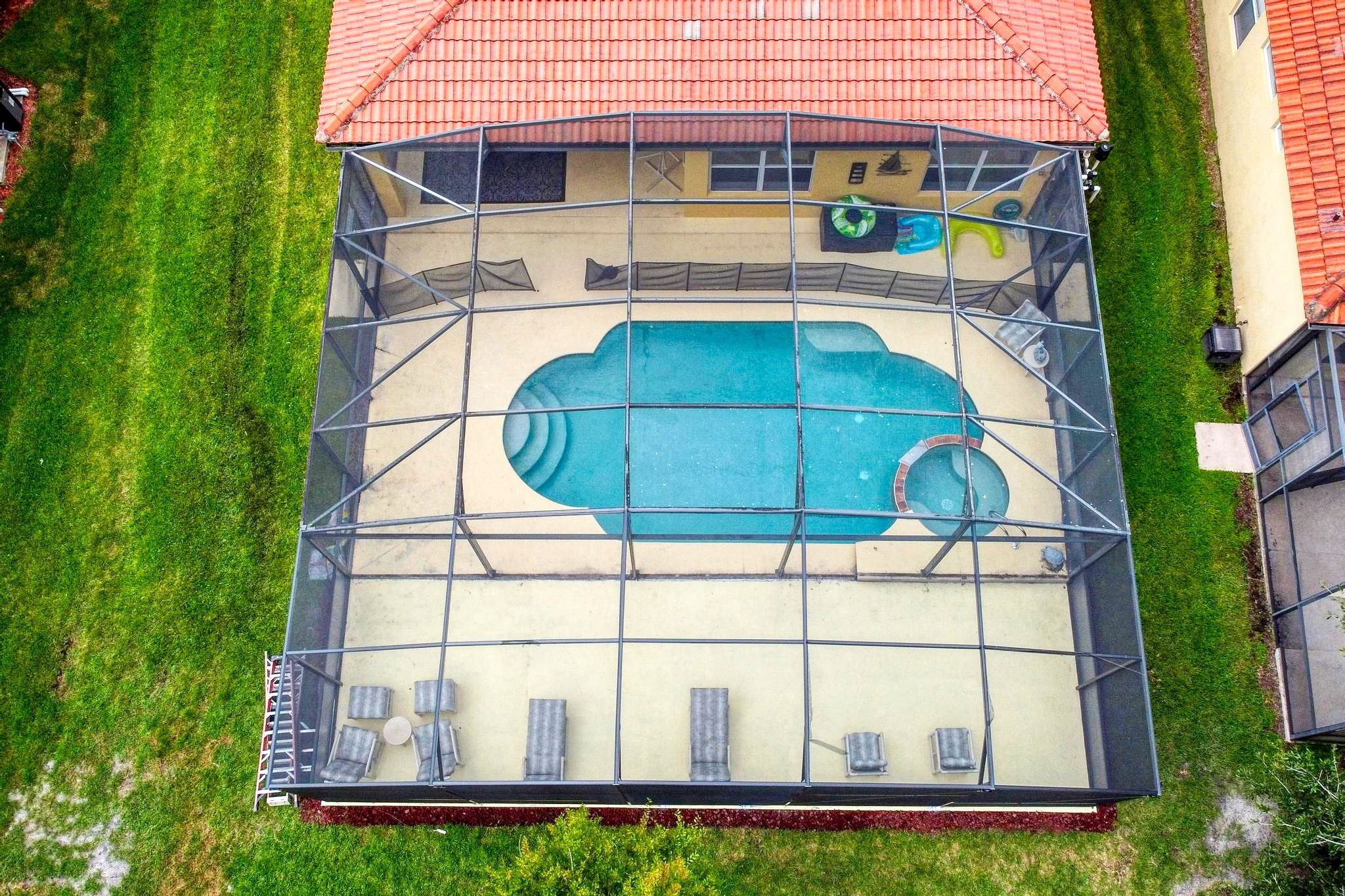 First Class 4 Bedroom En-Suite Pool Home
